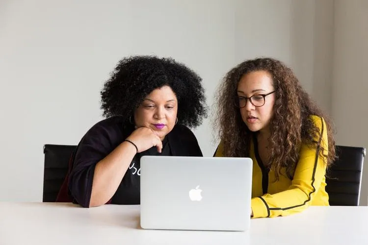 SyncWords: due donne con un computer portatile